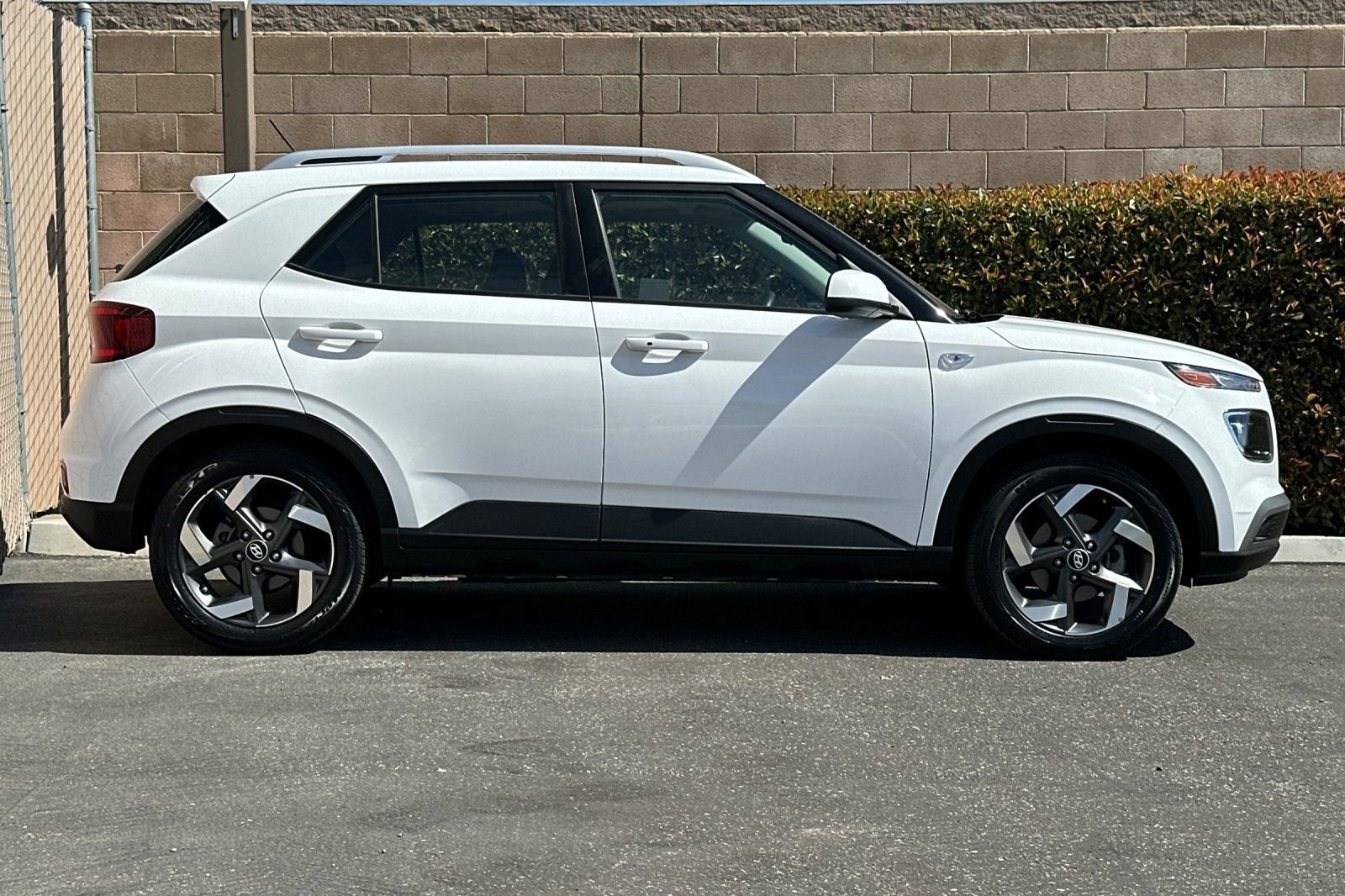 Used 2025 Hyundai Venue SEL FWD image 3