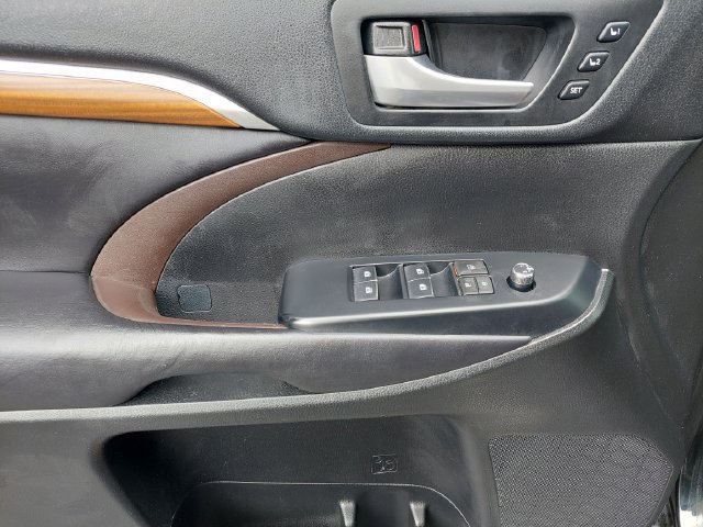 Used 2017 Toyota Highlander Limited AWD/4WD image 45