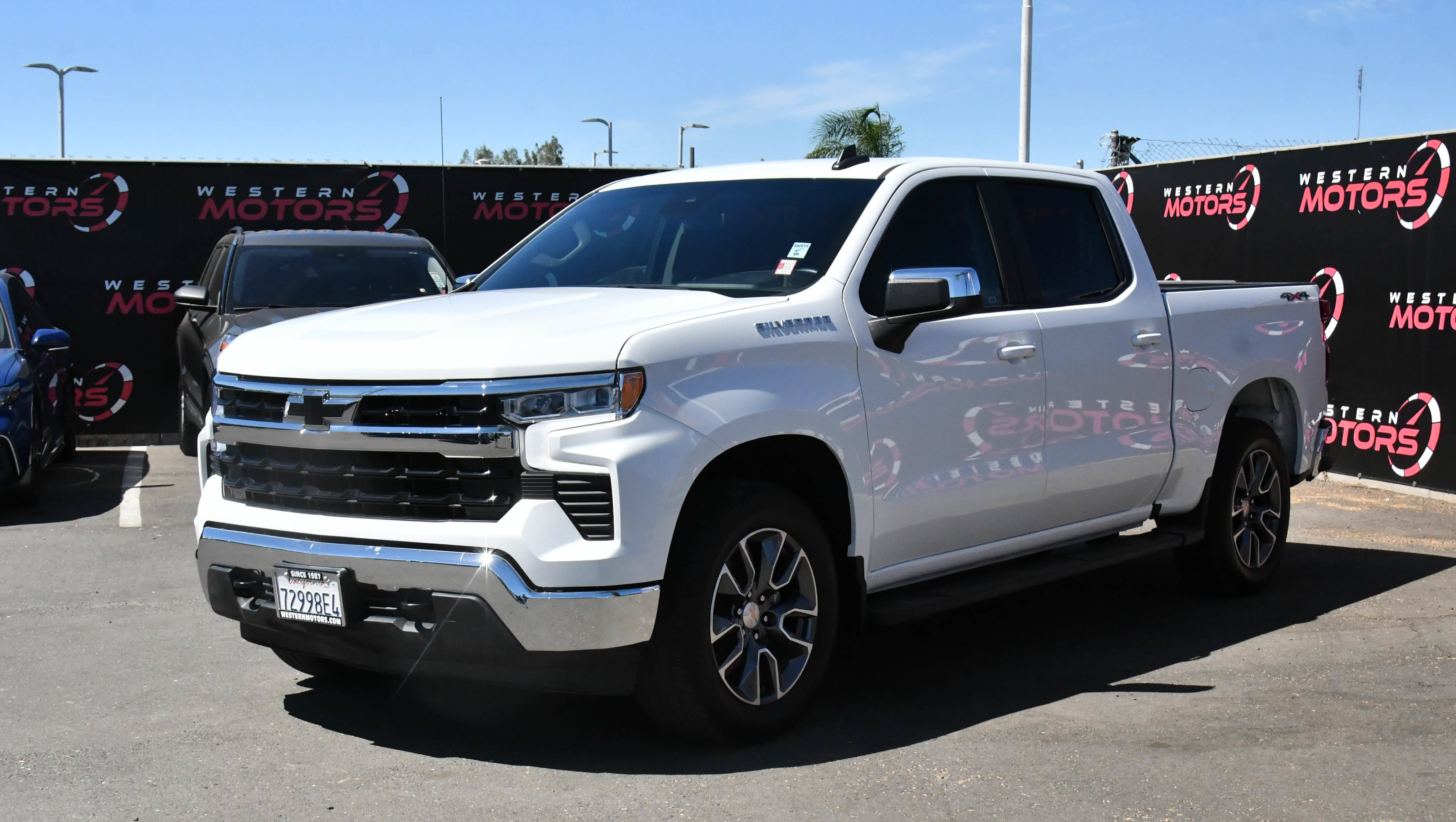 Used 2025 Chevrolet Silverado 1500 LT w/ LPO, Dark Essentials Package AWD/4WD image 3