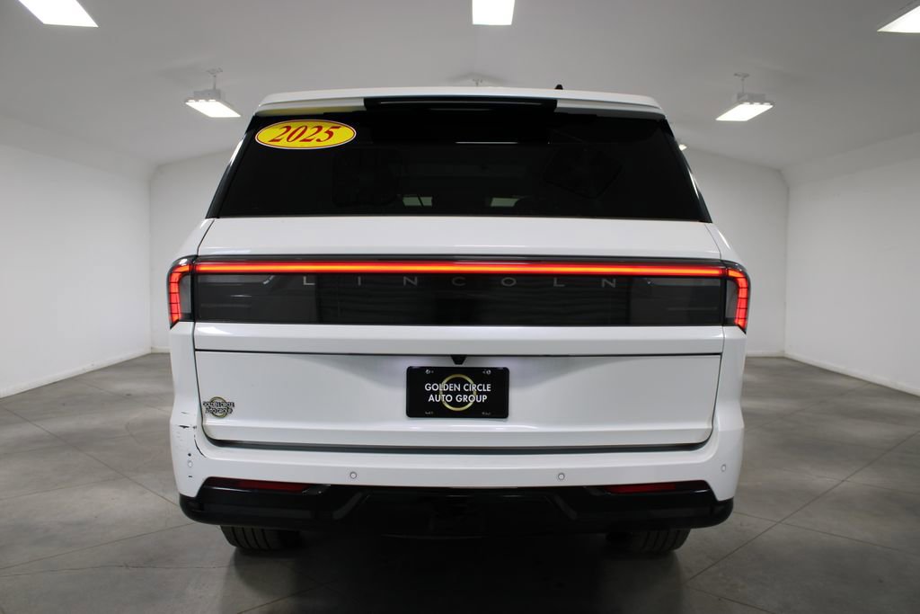 Used 2025 Lincoln Navigator Reserve image 8