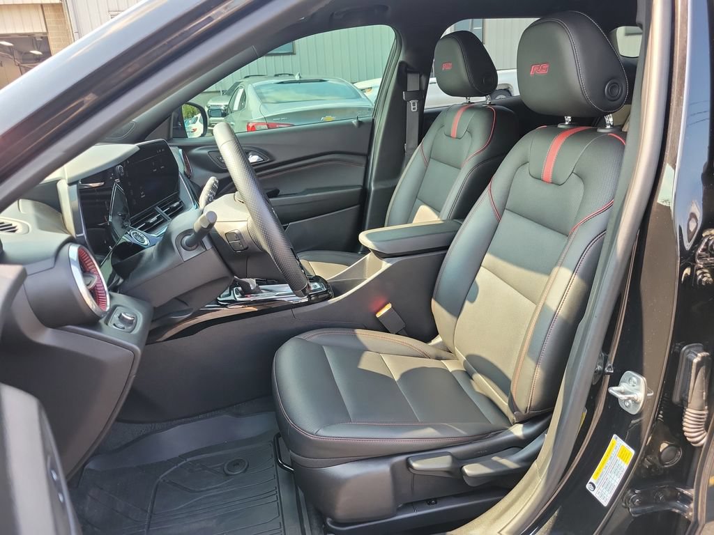 Used 2025 Chevrolet Trax RS w/ Sunroof Package FWD image 20