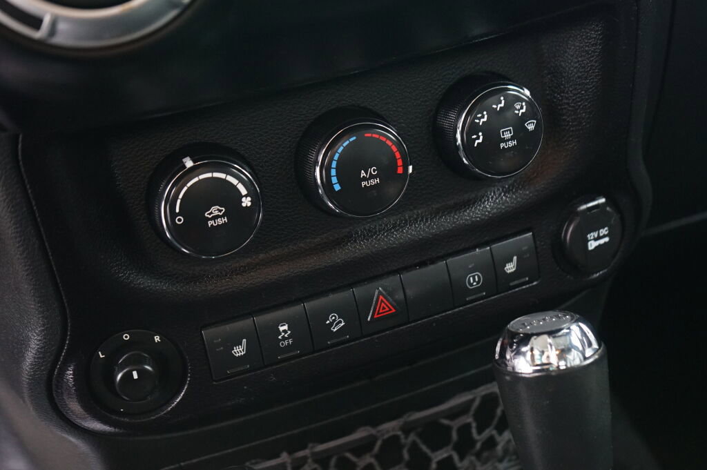 Used 2016 Jeep Wrangler Sahara w/ Connectivity Group image 16