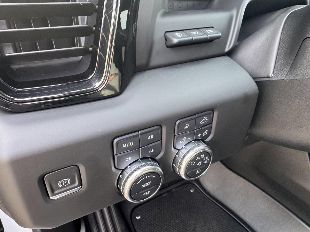 Used 2024 GMC Sierra 1500 AT4 w/ Technology Package image 15