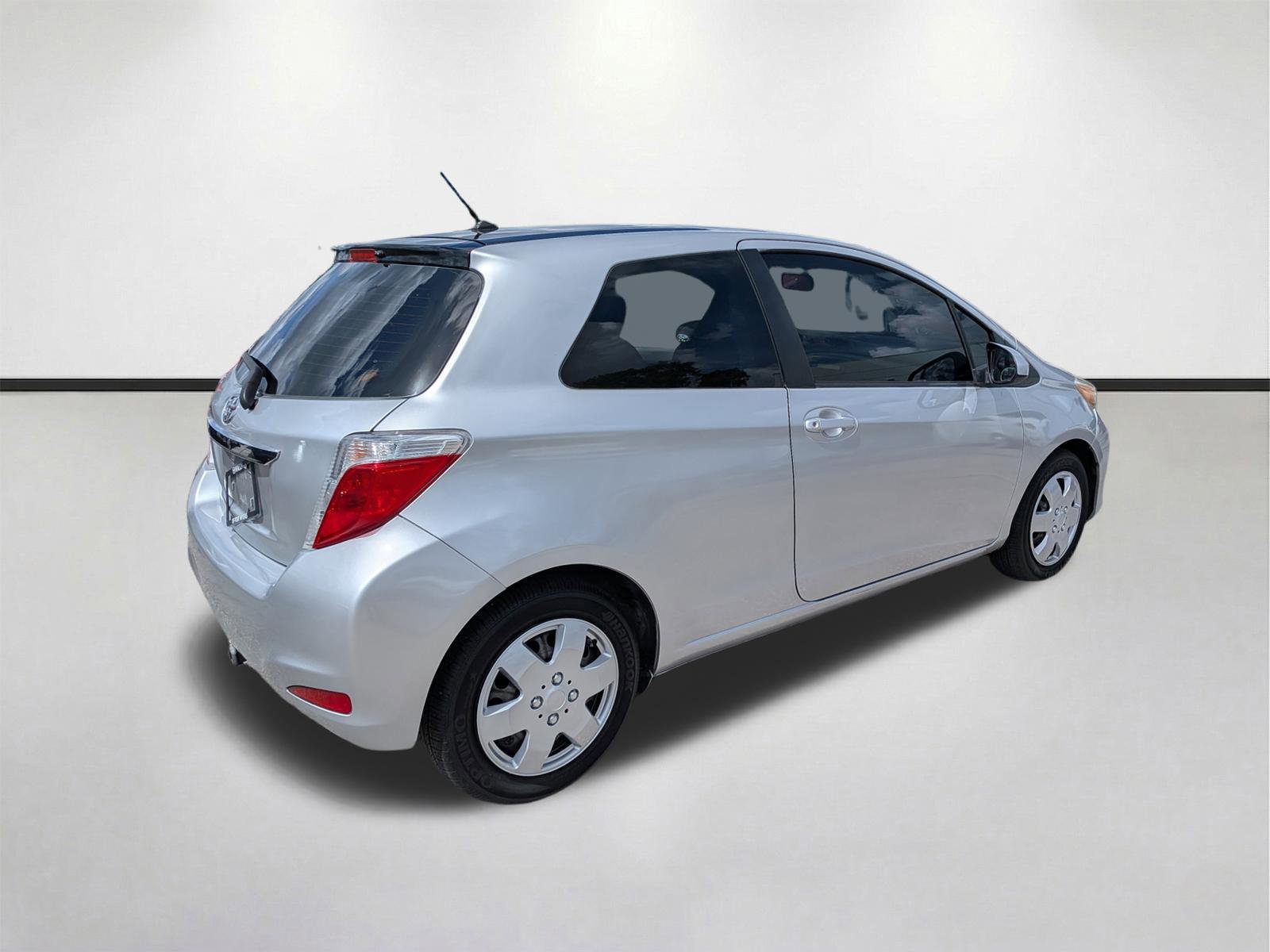 Used 2012 Toyota Yaris L image 4