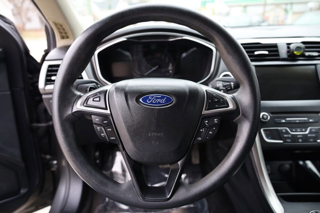 Used 2017 Ford Fusion SE w/ Fusion SE Technology Package image 21