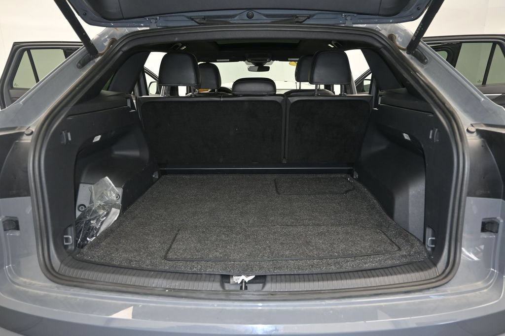 Used 2024 Volkswagen Atlas Cross Sport SE w/ Panoramic Sunroof Package AWD/4WD image 11