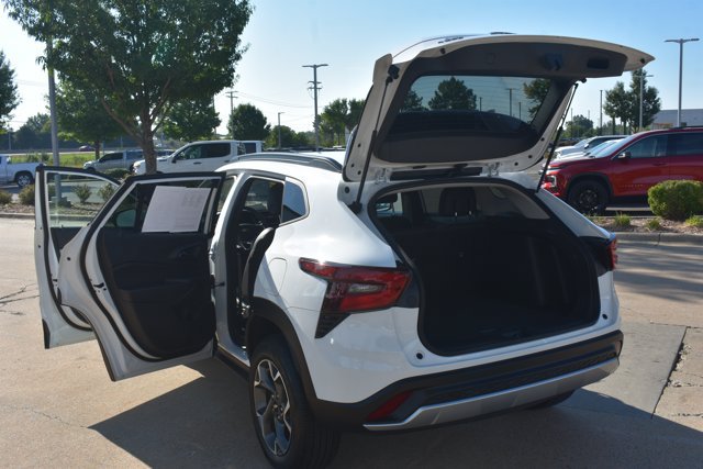 Used 2025 Chevrolet Trax LT w/ LT Convenience Package FWD image 16