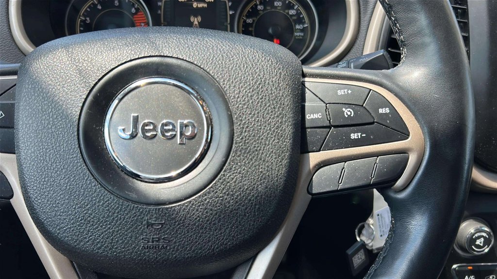 Used 2018 Jeep Cherokee Latitude w/ Altitude Package AWD/4WD image 9