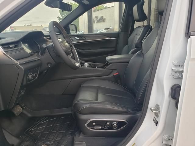Used 2023 Jeep Grand Cherokee Overland w/ Luxury Tech Group IV AWD/4WD image 10