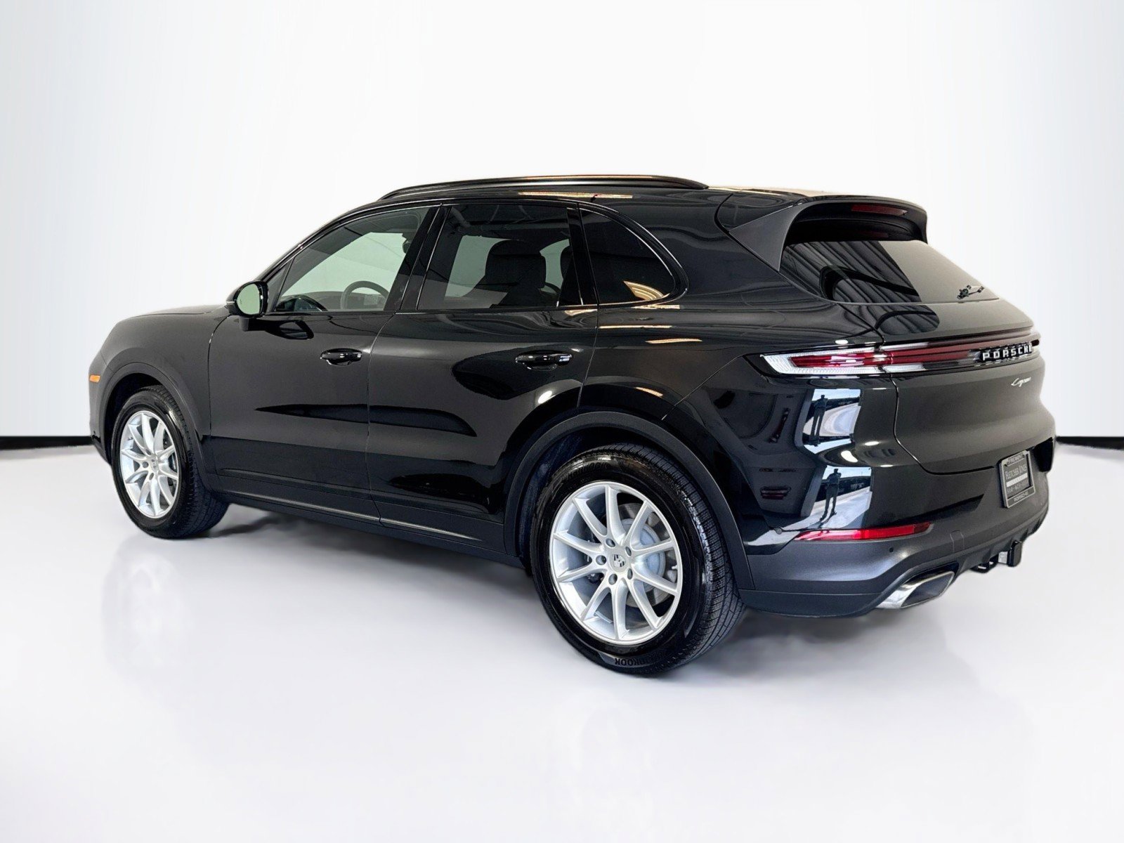 Certified 2025 Porsche Cayenne image 3