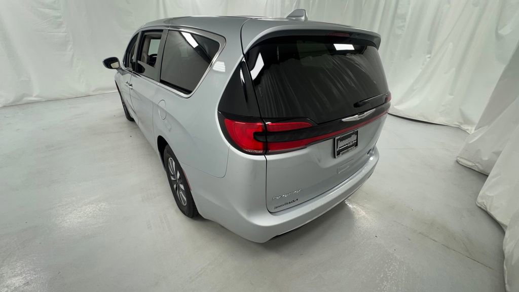 Used 2022 Chrysler Pacifica Touring-L FWD image 5