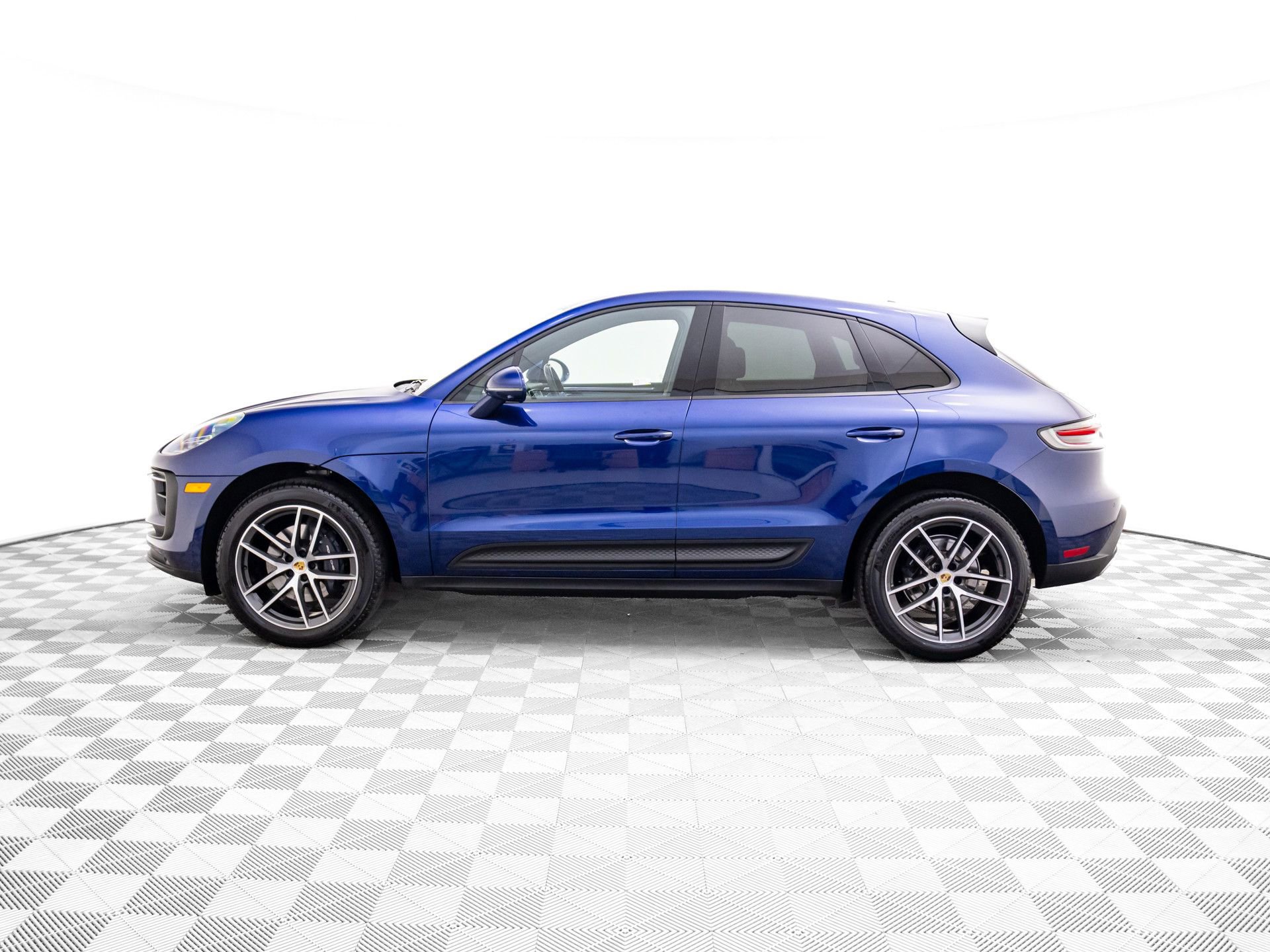 Certified 2025 Porsche Macan image 2