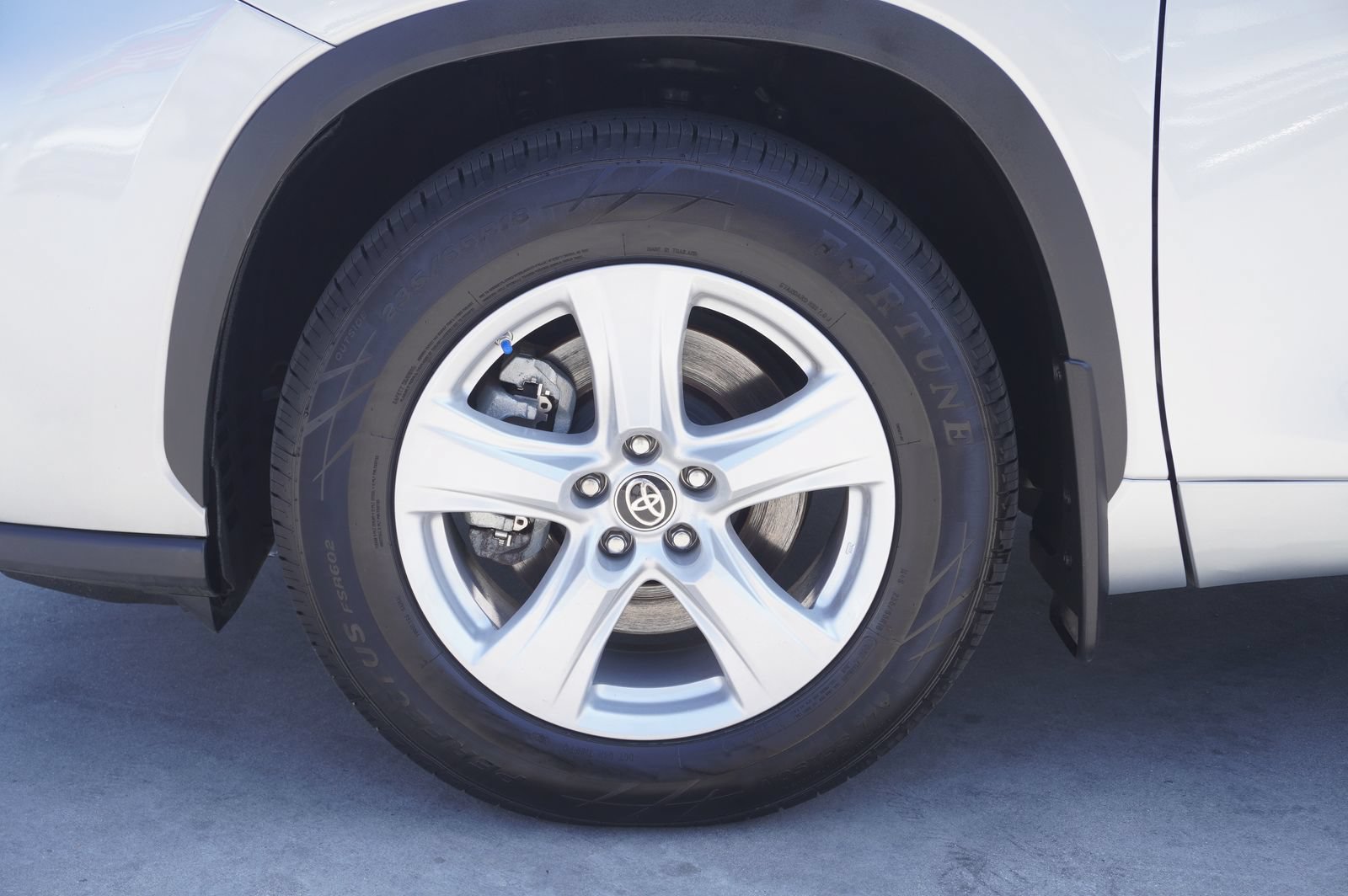 Used 2024 Toyota Highlander LE AWD/4WD image 24