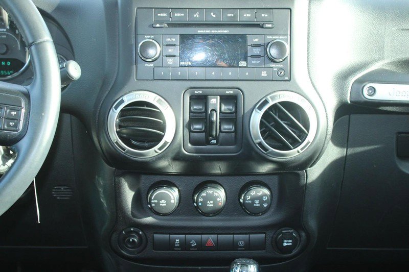 Used 2017 Jeep Wrangler Unlimited Sahara w/ Connectivity Group image 16