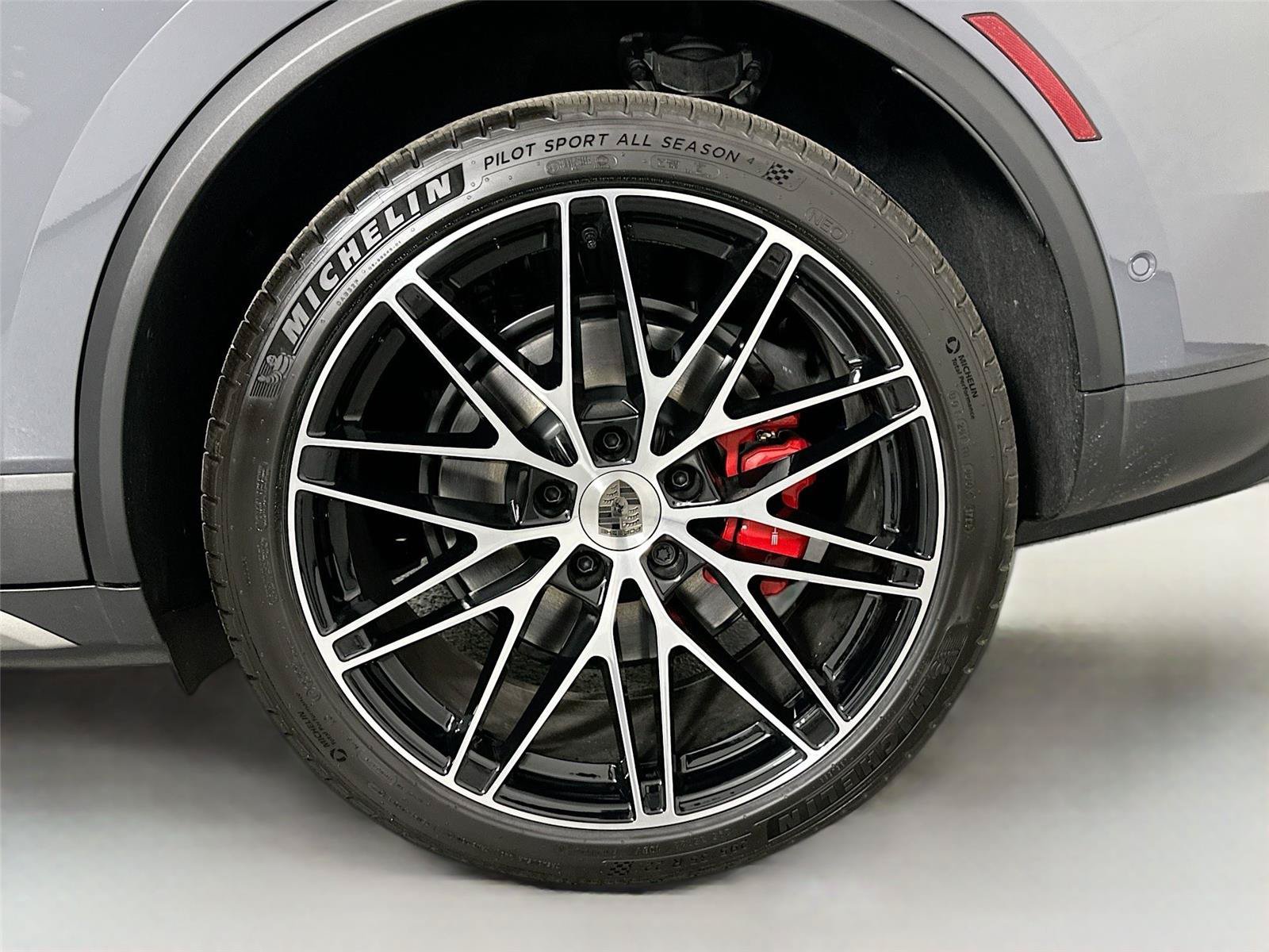 Certified 2025 Porsche Macan Turbo Electric AWD/4WD image 12