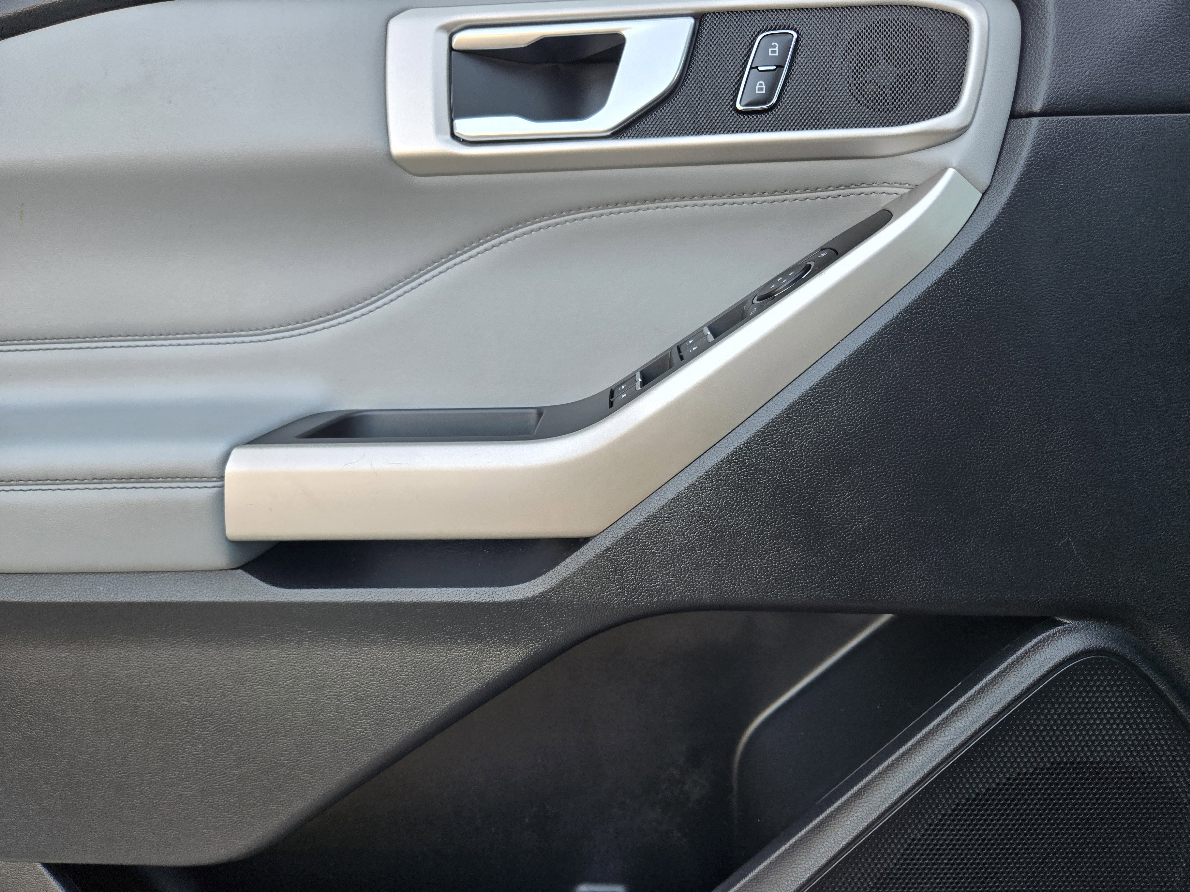 Certified 2022 Ford Explorer XLT w/ Equipment Group 202A image 17