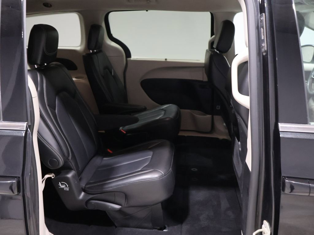 Used 2023 Chrysler Pacifica Touring-L image 18