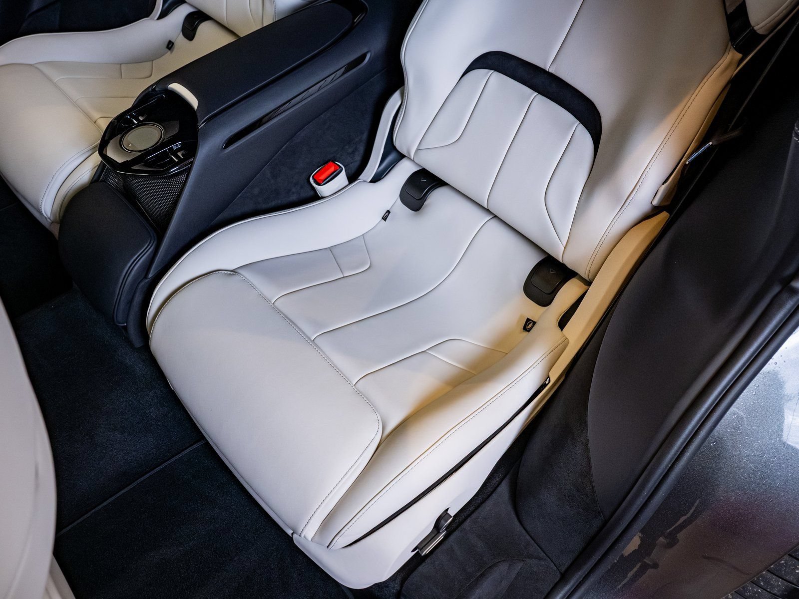Certified 2024 Ferrari Purosangue AWD/4WD image 15