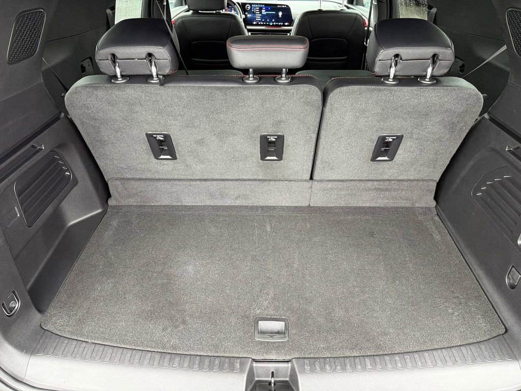 Used 2025 Chevrolet Traverse RS image 18