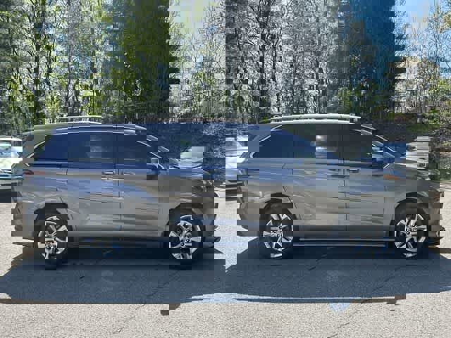 Used 2024 Toyota Sienna XLE w/ XLE Plus Package AWD/4WD image 3