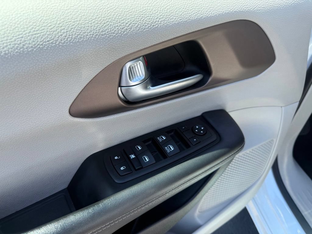 Used 2023 Chrysler Voyager LX FWD image 12