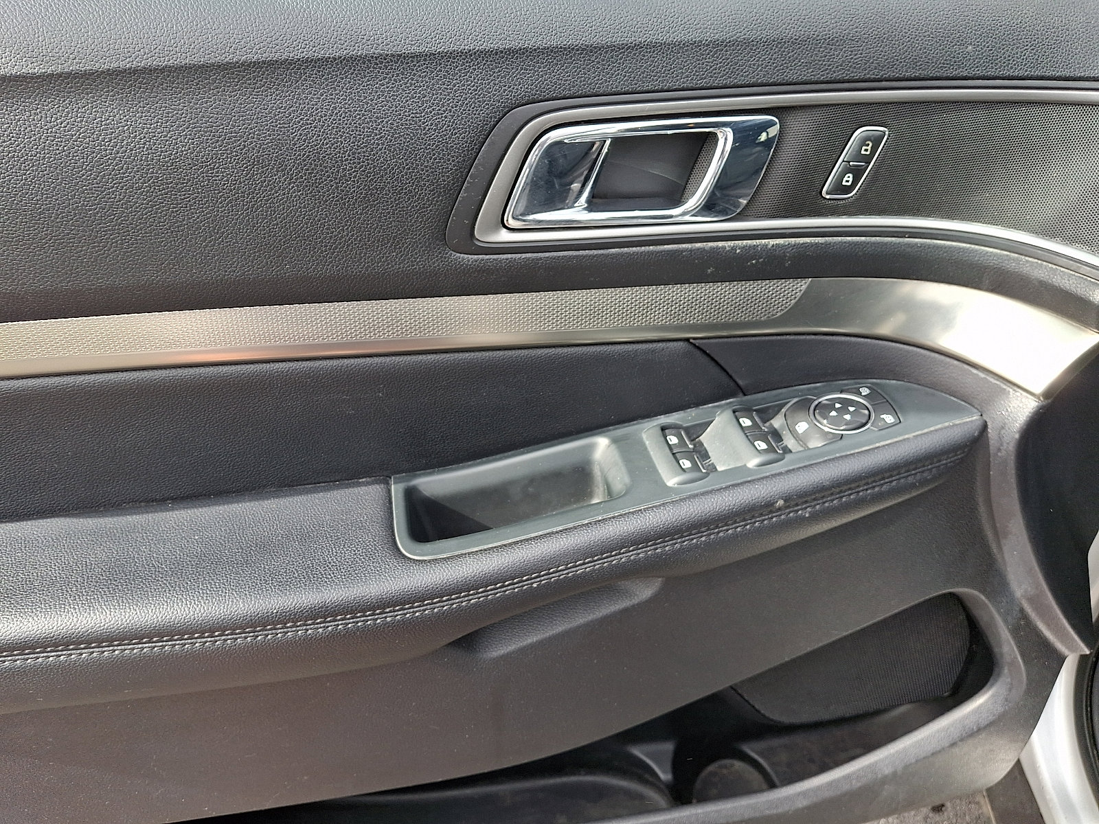 Used 2019 Ford Explorer XLT AWD/4WD image 14