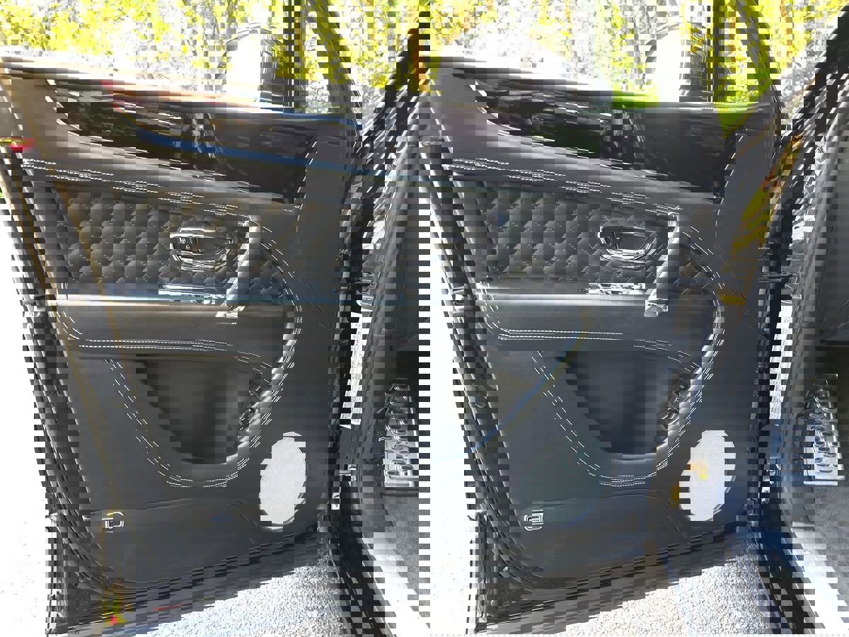 Used 2020 Bentley Bentayga Plug-In Hybrid image 34