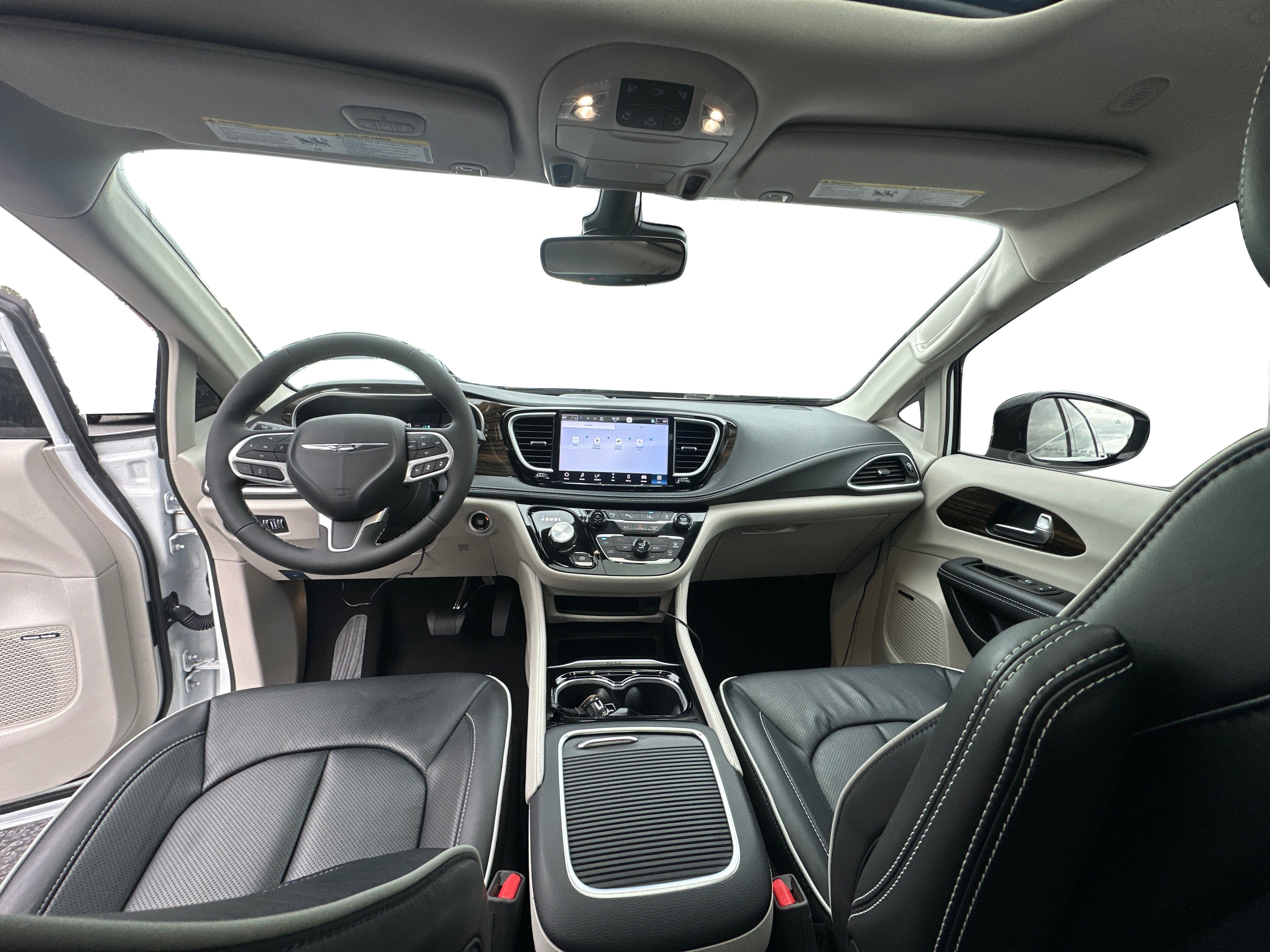Used 2023 Chrysler Pacifica Limited w/ Uconnect Theater Family Group FWD image 12