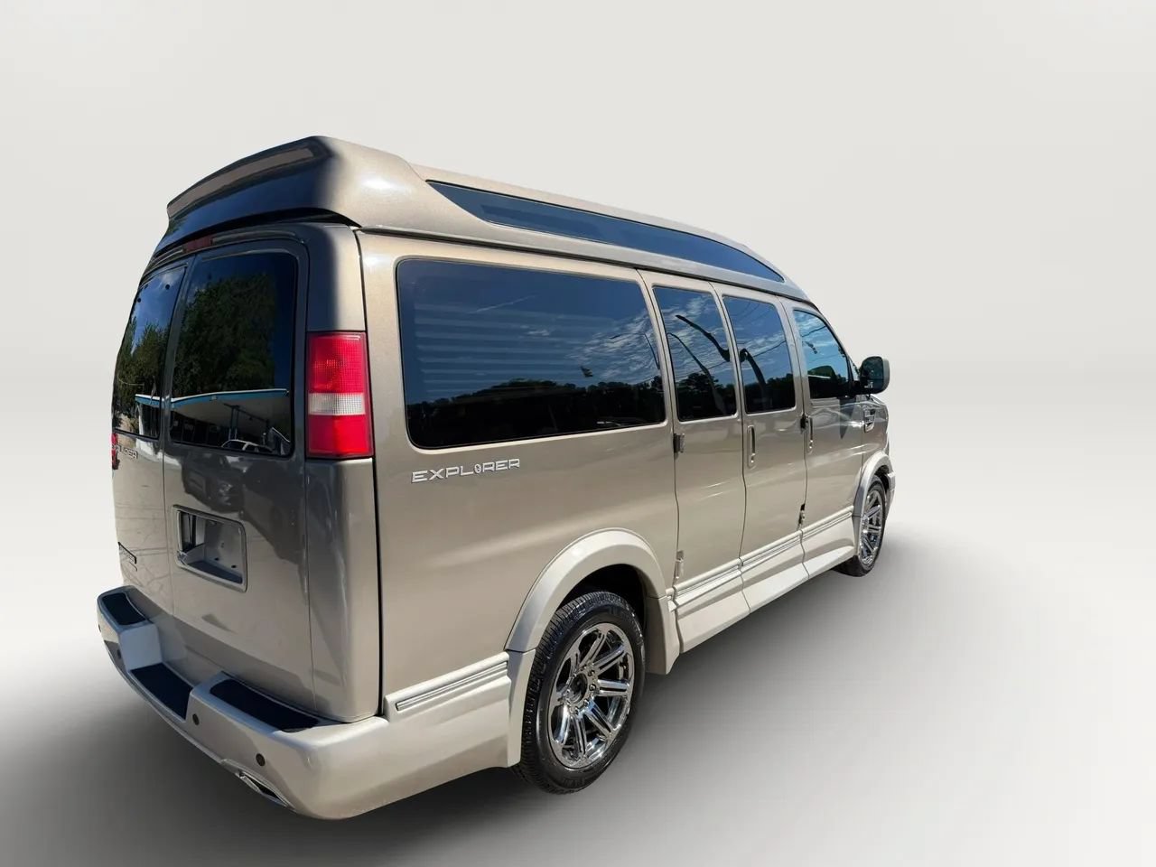 Used 2015 Chevrolet Express 2500 RWD image 3