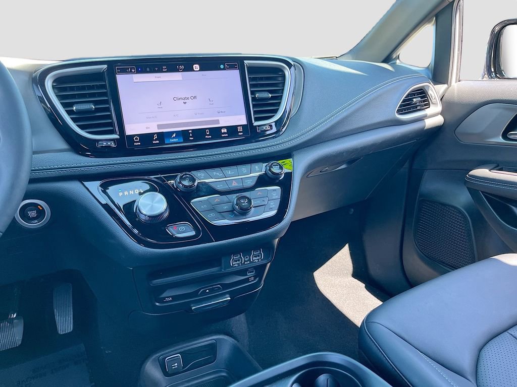Certified 2025 Chrysler Pacifica Select w/ Uconnect Theater Family Group image 23