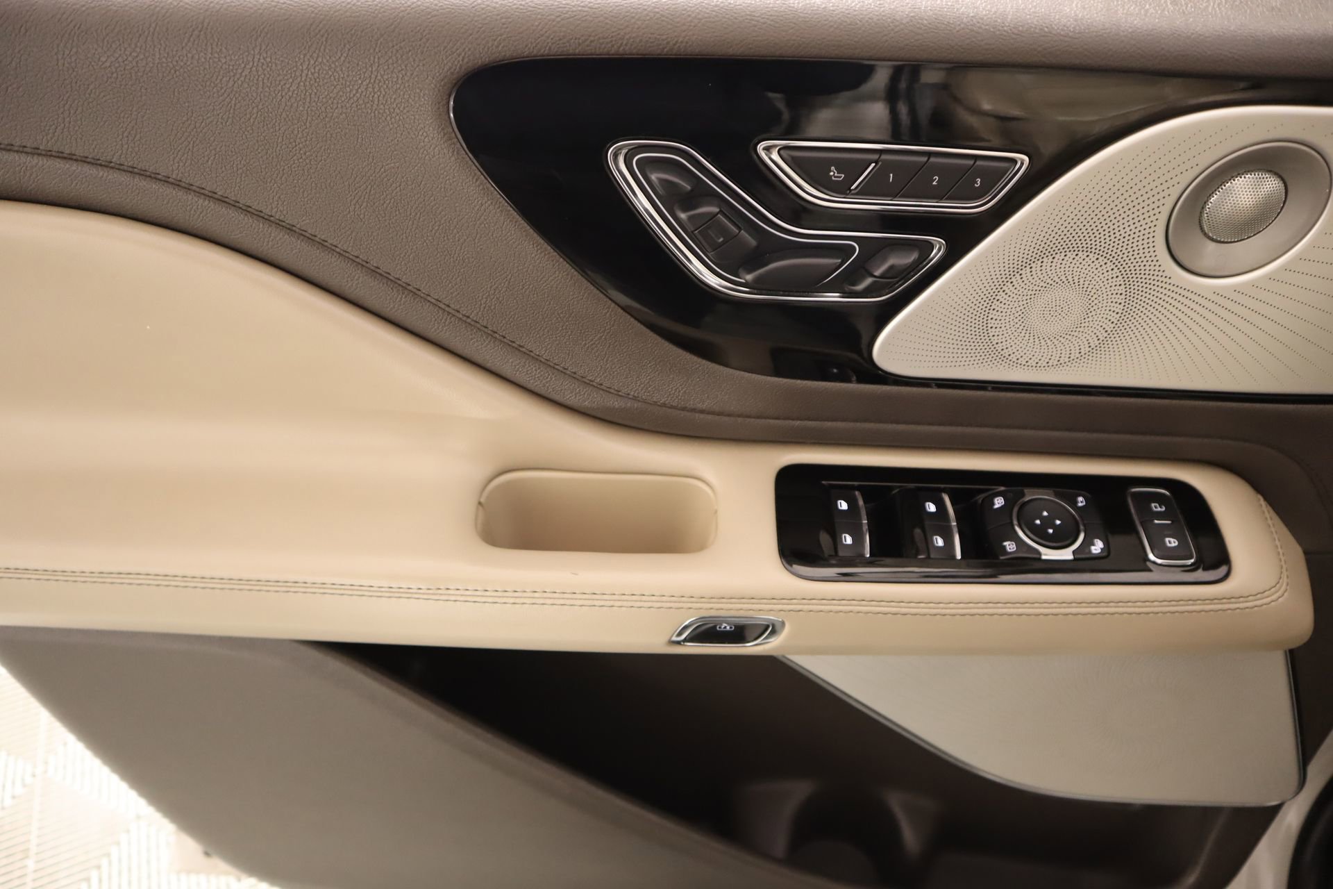 Used 2020 Lincoln Aviator Reserve w/ Equipment Group 202A image 17