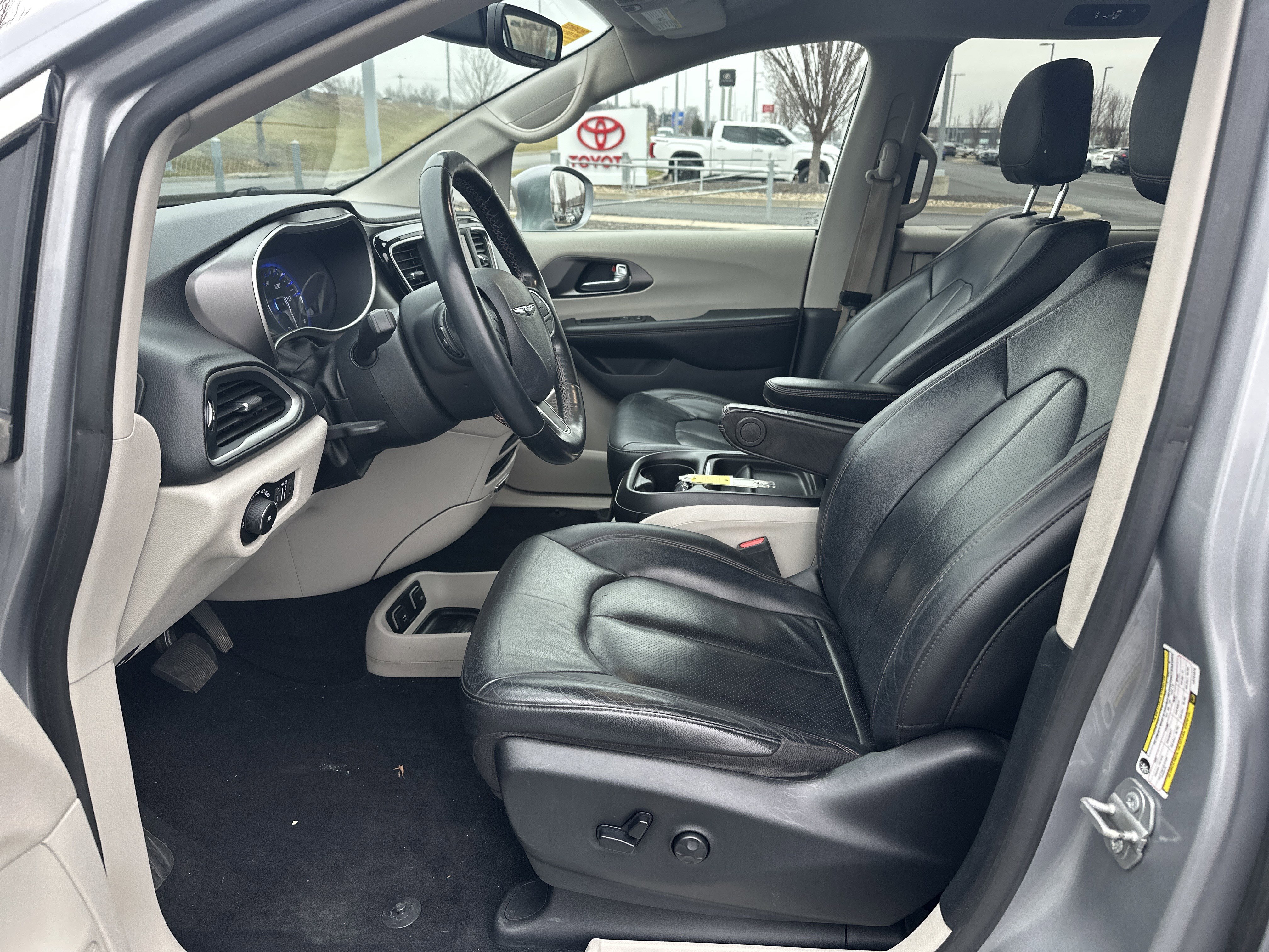 Used 2020 Chrysler Pacifica Touring-L image 16