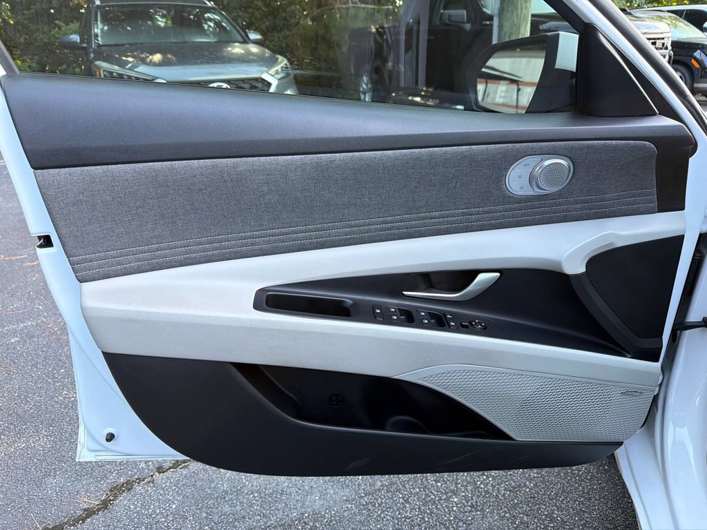 Used 2023 Hyundai Elantra Limited FWD image 10