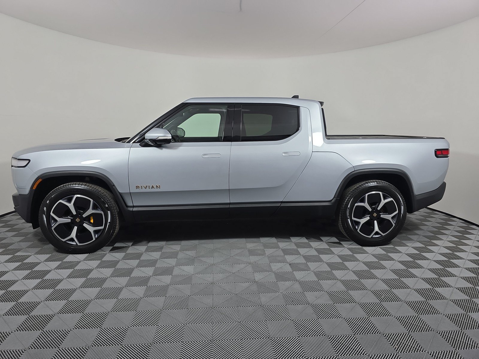 Used 2024 Rivian R1T Adventure AWD/4WD image 2