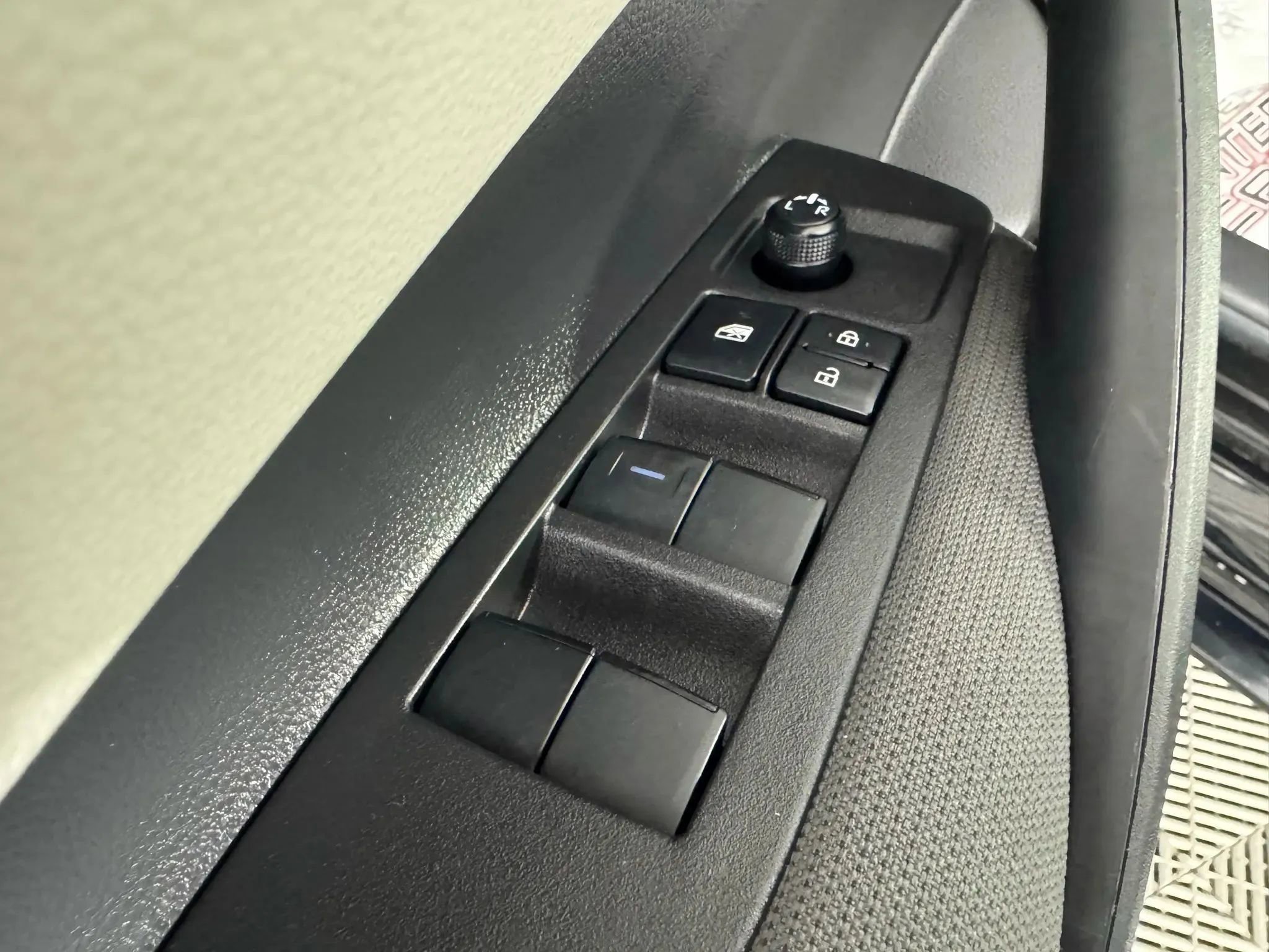 Used 2025 Toyota Corolla LE FWD image 34