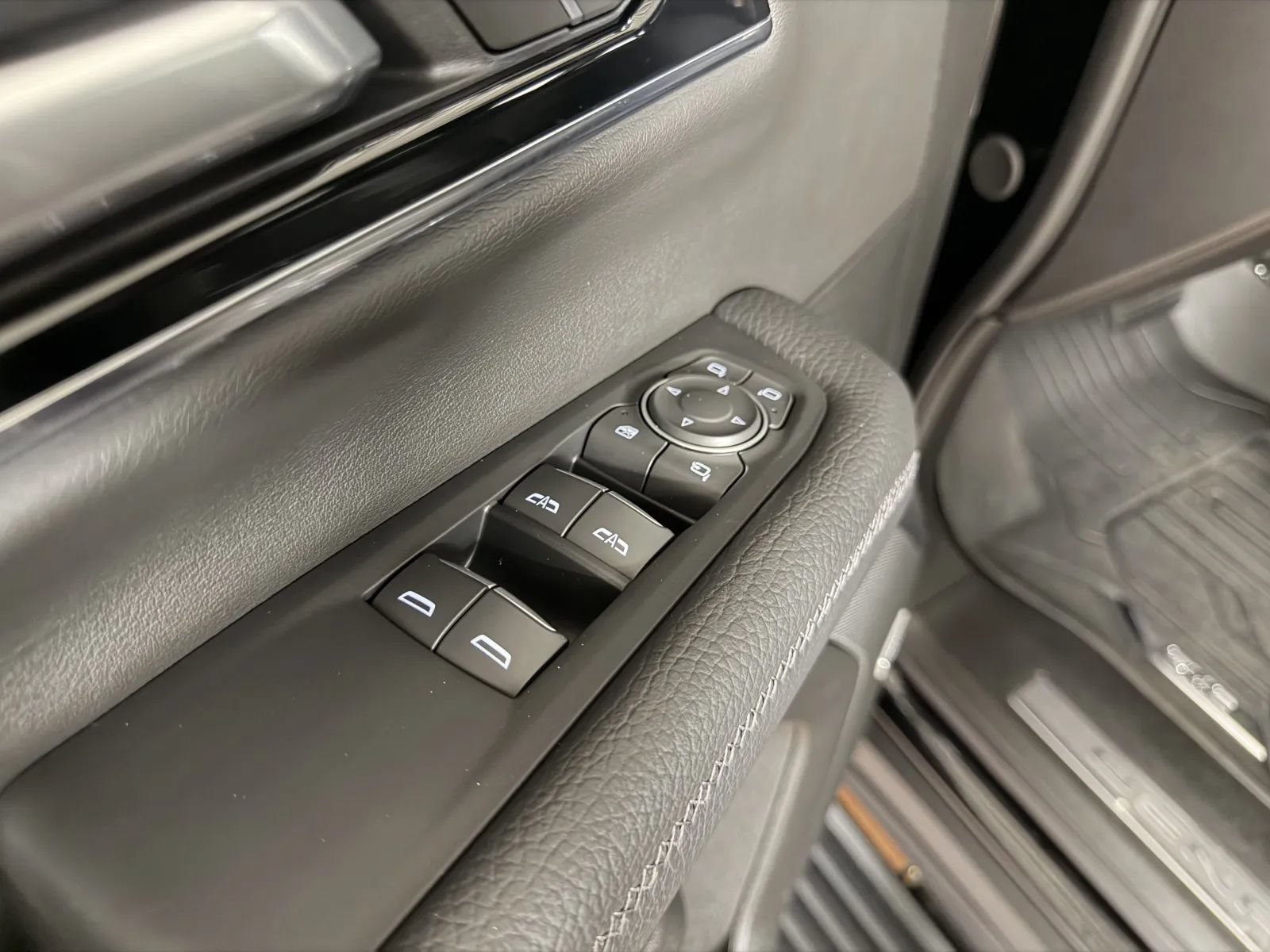 Used 2026 GMC Yukon XL Denali w/ Sun & Power Step Package AWD/4WD image 18