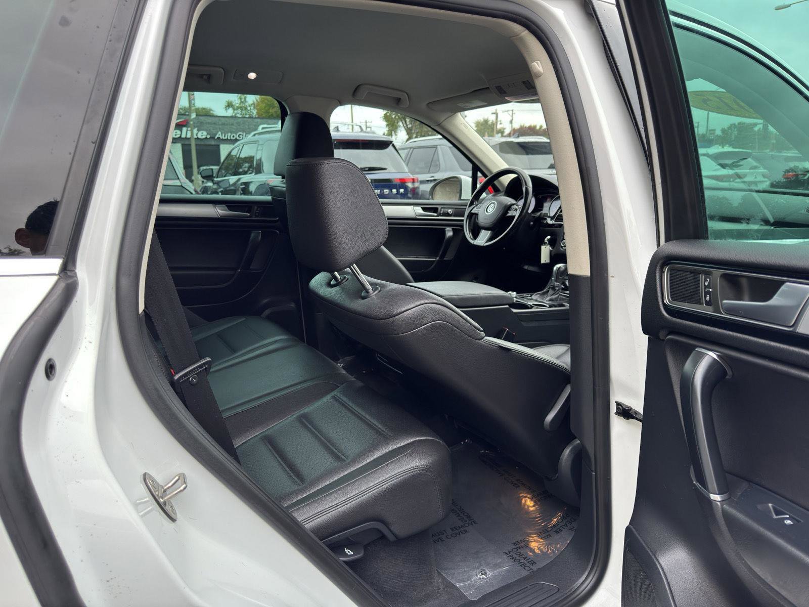 Used 2015 Volkswagen Touareg Sport image 39