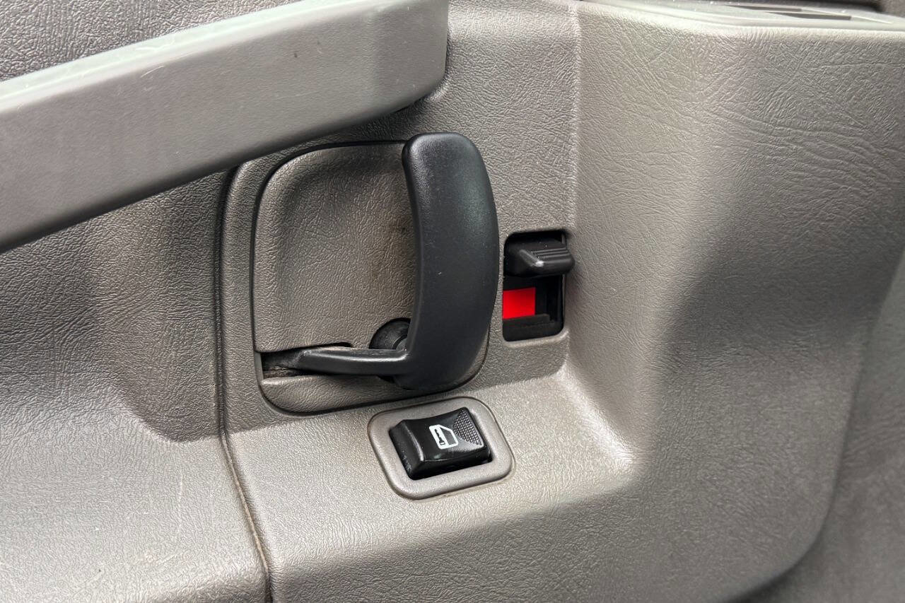 Used 2017 Chevrolet Express 2500 image 22