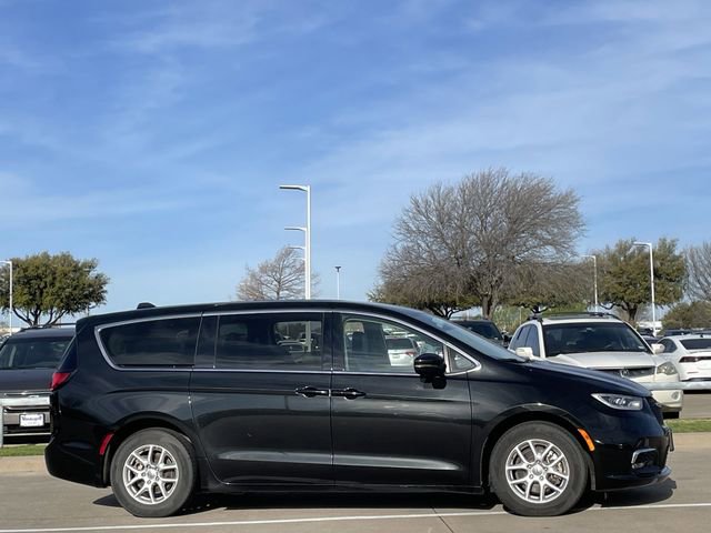 Used 2023 Chrysler Pacifica Touring-L image 3