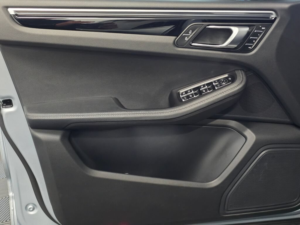 Certified 2023 Porsche Macan AWD/4WD image 34
