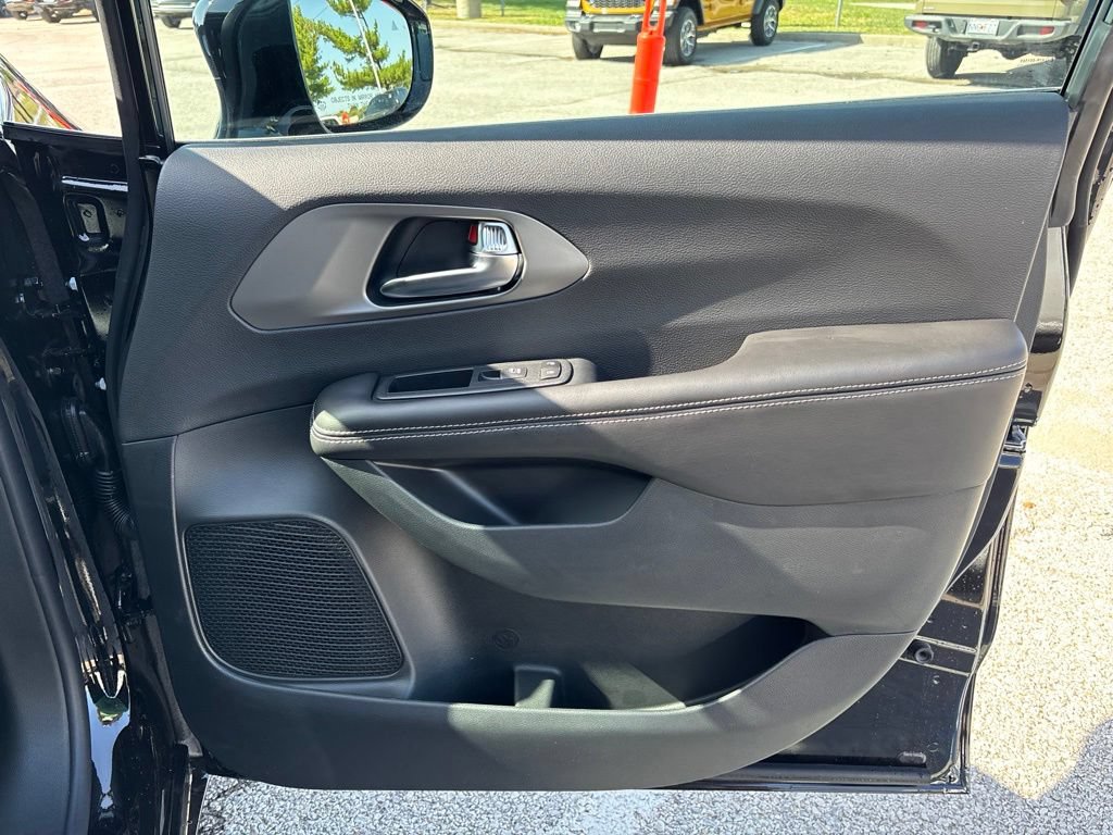 New 2027 Chrysler Pacifica Select FWD image 25