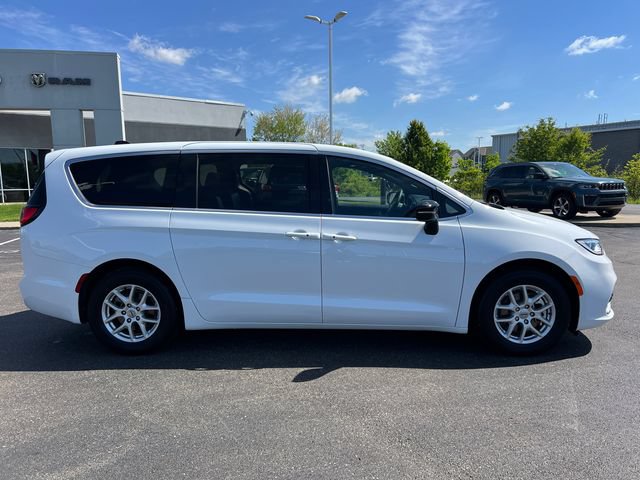 Used 2025 Chrysler Pacifica Select FWD image 9