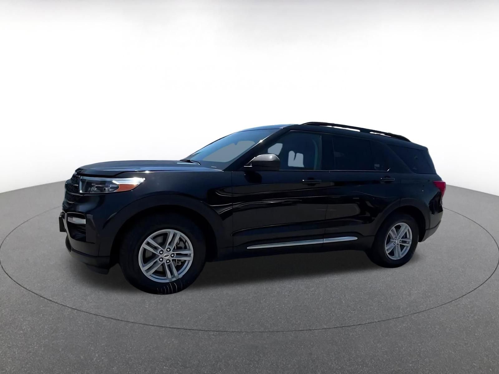 Used 2023 Ford Explorer XLT w/ Equipment Group 202A RWD image 8