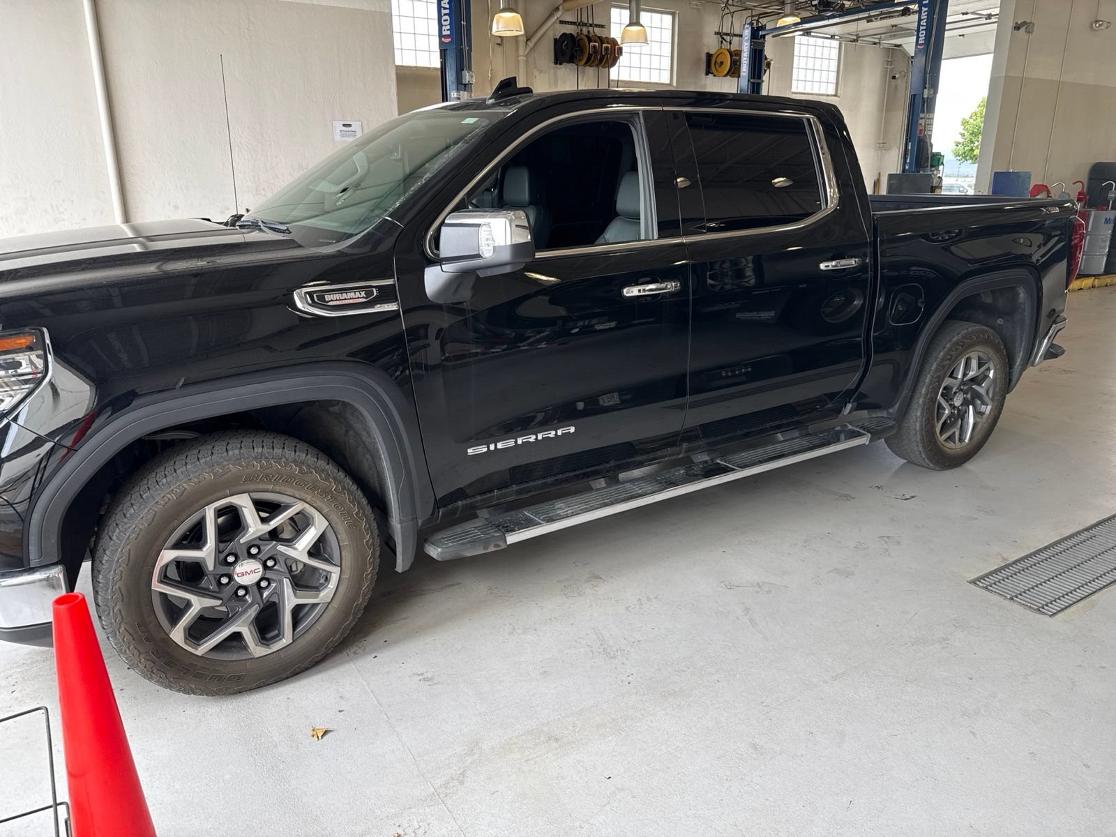Used 2025 GMC Sierra 1500 SLT w/ SLT Premium Plus Package AWD/4WD image 1