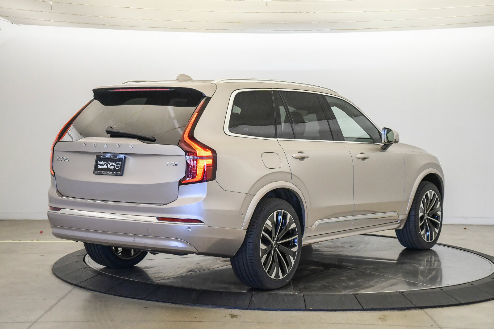 New 2026 Volvo XC90 T8 Plus w/ Protection Package AWD/4WD image 4