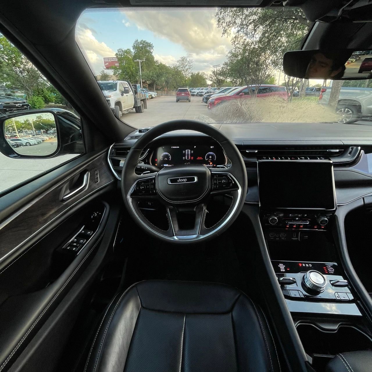 Used 2023 Jeep Grand Cherokee Overland AWD/4WD image 12