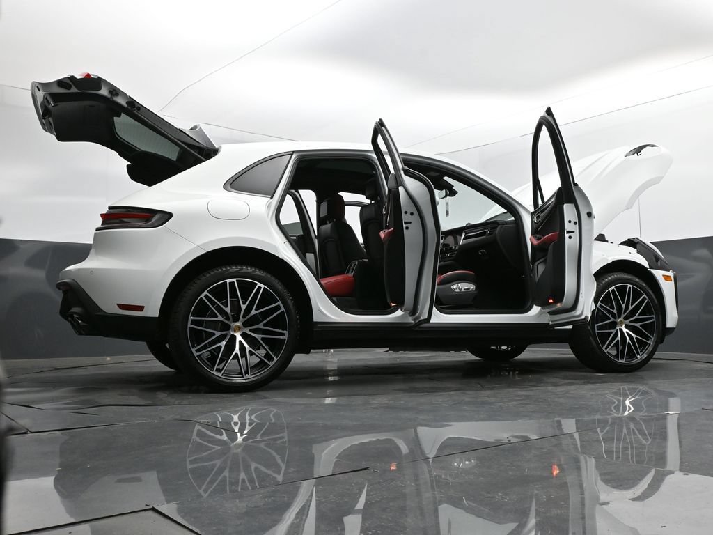 Used 2025 Porsche Macan AWD/4WD image 34
