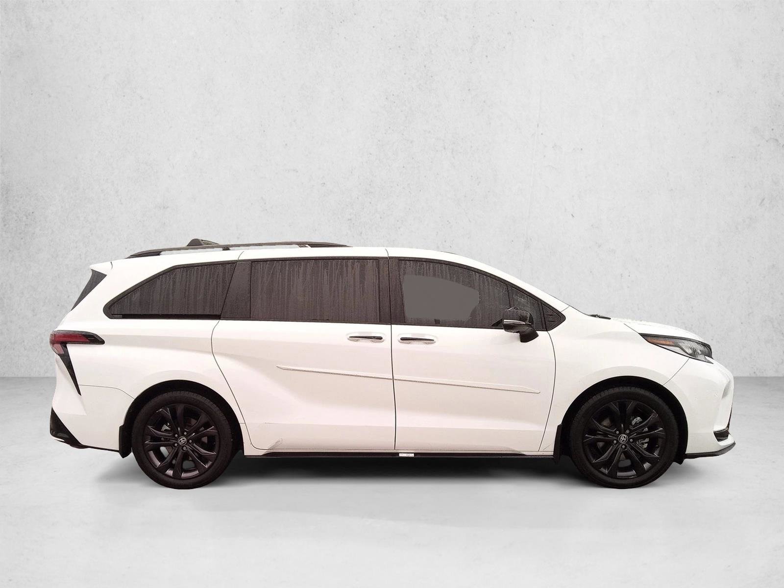 Used 2025 Toyota Sienna XSE w/ XSE Premium Package FWD image 4