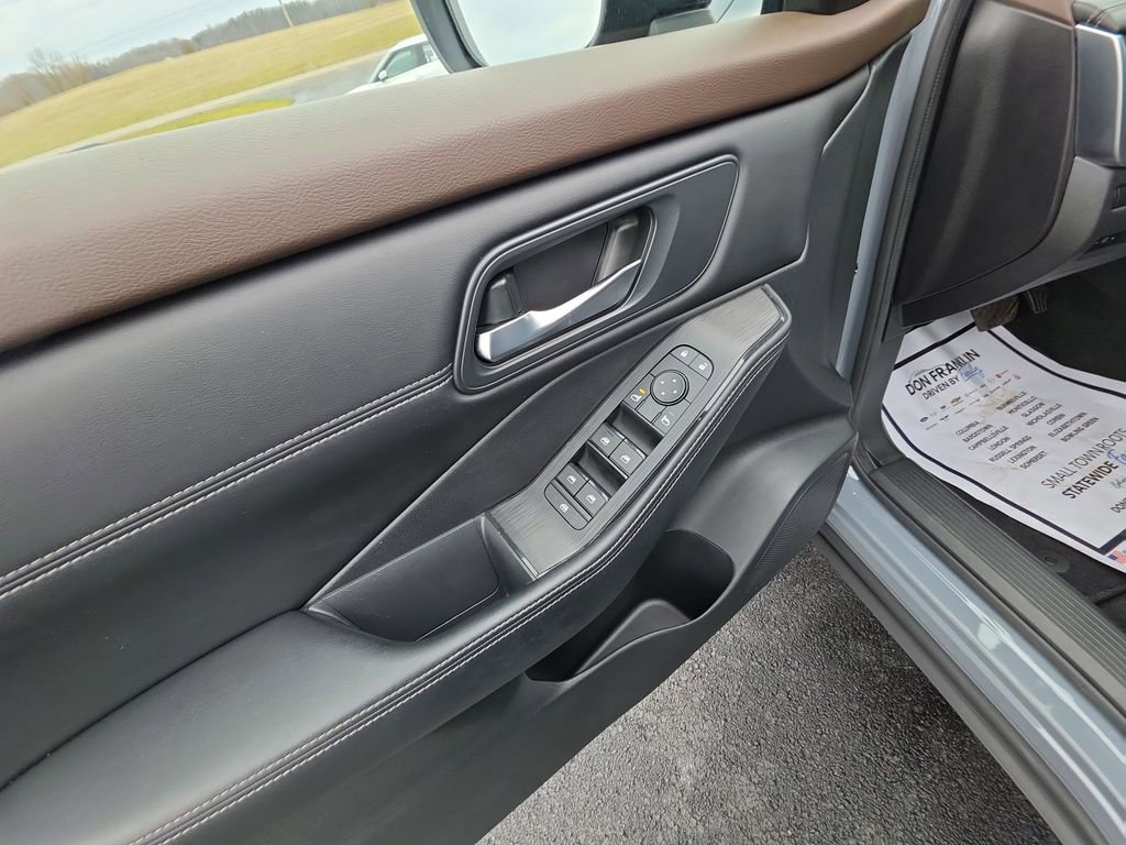 Used 2023 Nissan Rogue SV w/ SV Premium B Package image 13