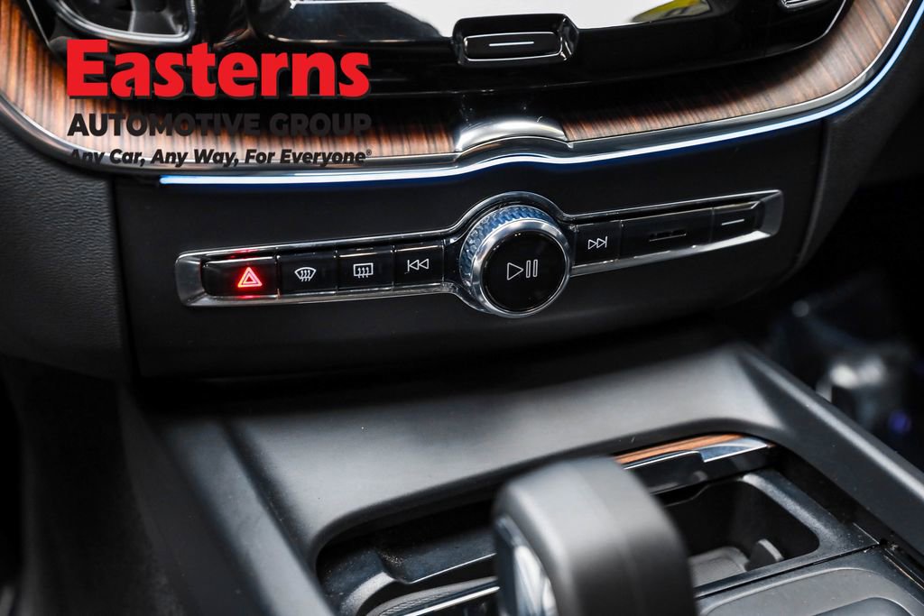 Used 2023 Volvo XC60 B5 Plus image 19